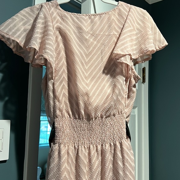 BEAUTIFUL Dress, flowy pink design, black satin belt, cinched in back. Size M - Picture 5 of 11